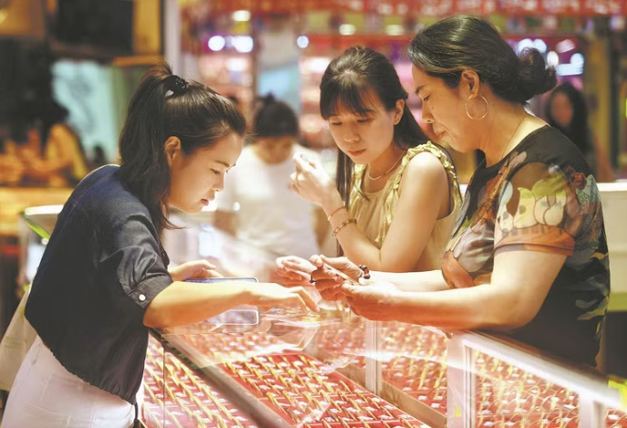 USD và dầu thô giảm, vàng tăng giá trước báo cáo lạm phát Mỹ